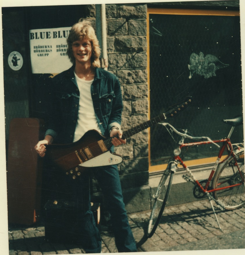 Johan Häggblom utanför Kapten Gitarr.