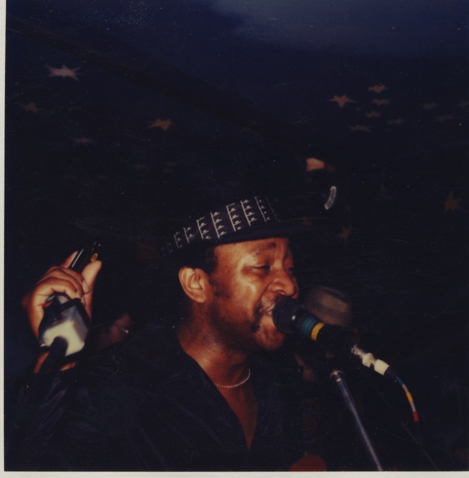 1983 kom Mars i April. Johnny Mars bluesmunspelare och sångare på turné.