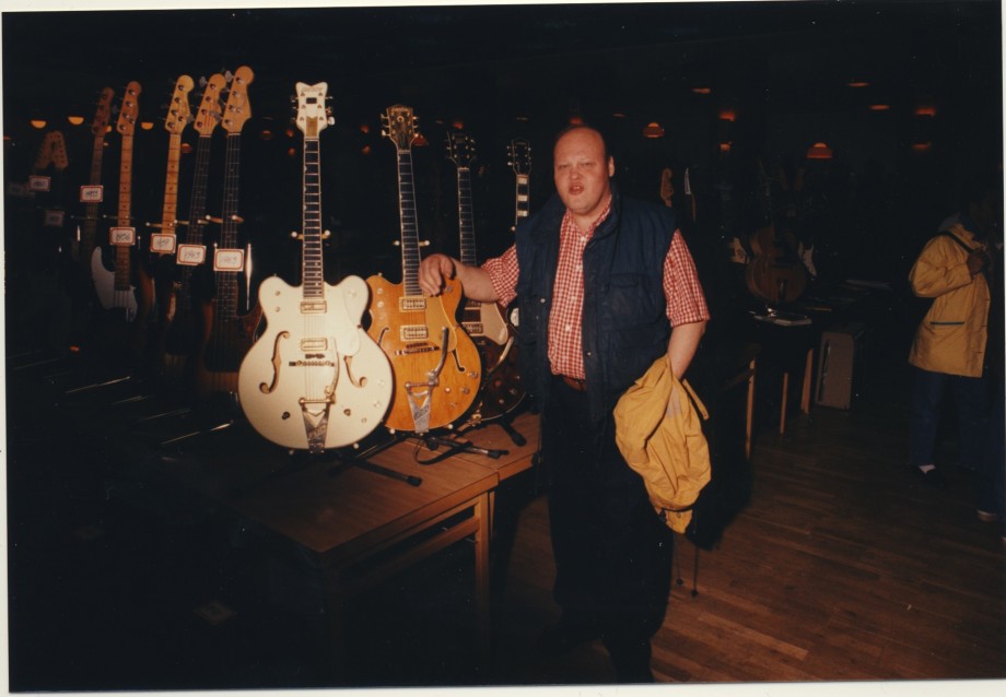 En legend. Christer Larsson. Pro Music Center i Borås. Tidig vintagehandlare o en jävel på Telecastern.